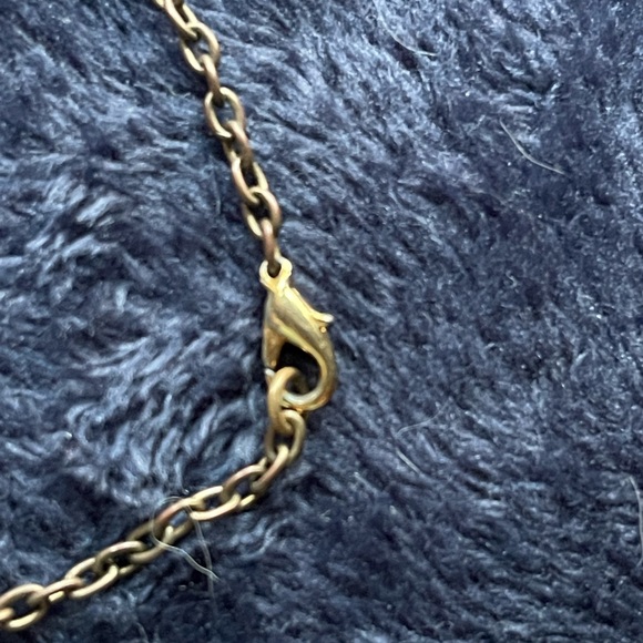 Gold colored necklace 7 small  leaves  1 1/2 “ apart on chain & matching earring - Picture 3 of 4